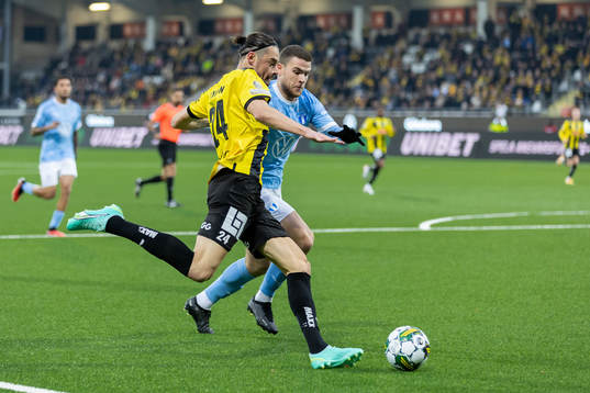 Häckens Amor Layouni och Malmö FFs Gabriel Busanello