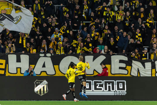 Häckens Pontus Dahbo jublar