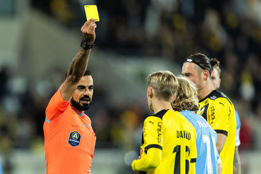 Domare Mohamed Al Hakim visar ett gult kort till Häckens