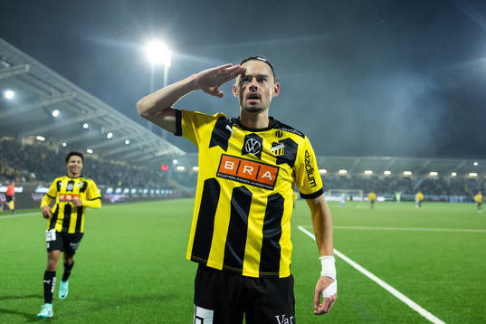 Häckens Amor Layouni jublar
