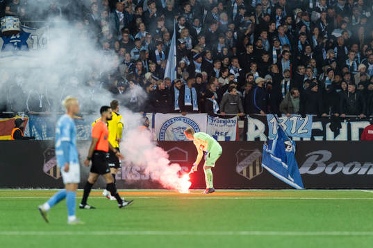 Häckens målvakt Peter Abrahamsson tar bort en bengal