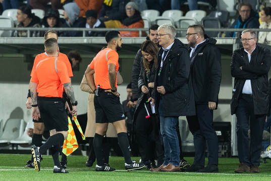 Domare Mohamed Al Hakim samtalar med matchdelegat