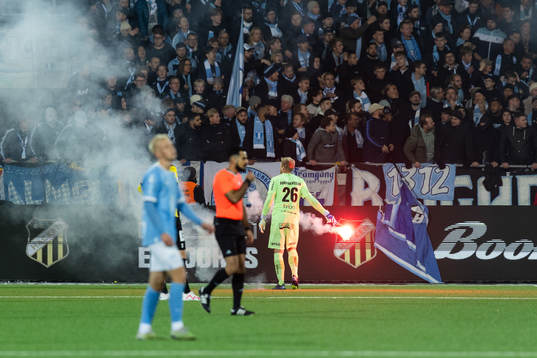 Häckens målvakt Peter Abrahamsson tar bort en bengal