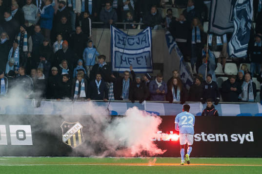 Malmö FFs Taha Ali tar bort en bengal från planen