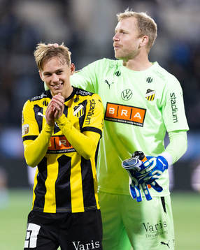 Häckens Pontus Dahbo och målvakt Peter Abrahamsson jublar