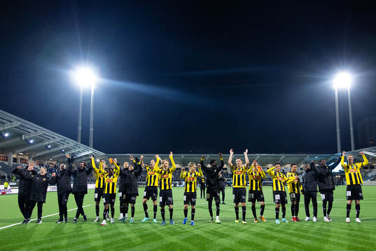 Häckens spelare jublar
