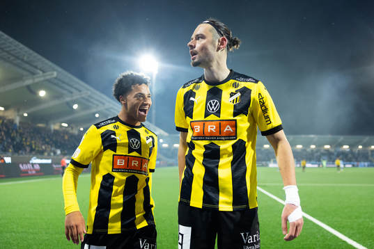 Häckens Amor Layouni jublar ihop med Momodou Lamin Sonko