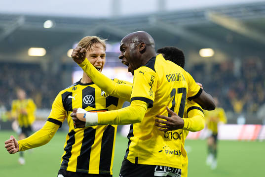 Häckens Edward Chilufya jublar ihop med Pontus Dahbo och