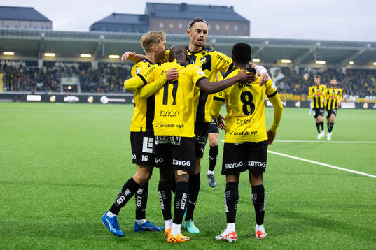 Häckens Edward Chilufya jublar ihop med Amor Layouni,