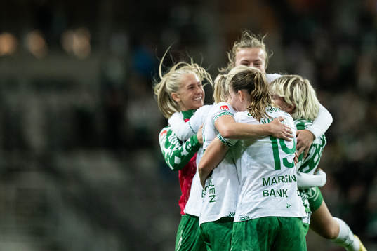 Hammarbys spelare jublar