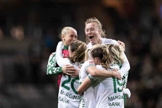 Hammarbys Jonna Andersson och Smilla Vallotto jublar
