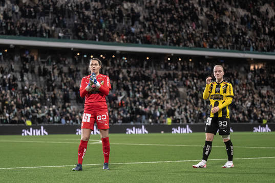 Häckens målvakt Jennifer Falk och Anna Sandberg deppar