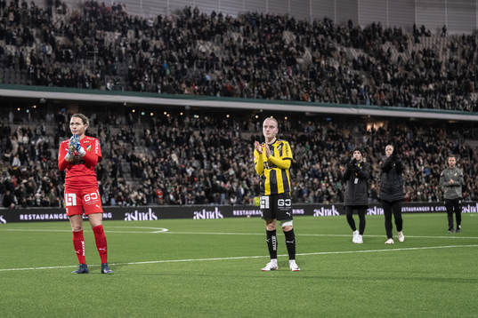 Häckens målvakt Jennifer Falk och Anna Sandberg  deppar