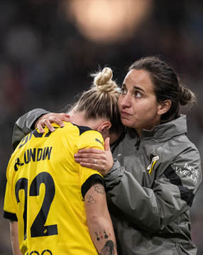 Häckens Marika Bergman Lundin blir tröstad