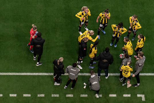 Häckens tränare Mak Lind samlar spelare
