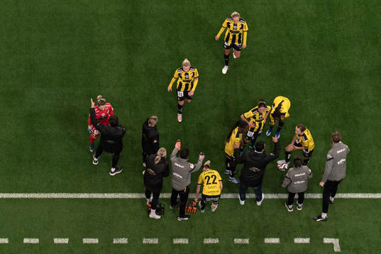 Häckens tränare Mak Lind samlar spelare