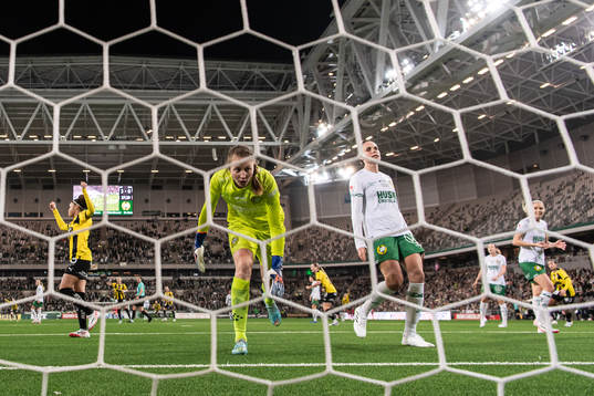 Hammarbys målvakt Anna Tamminen deppar