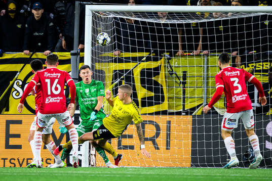 Degerfors Seid Korac gör 0-1 bakom Elfsborgs målvakt