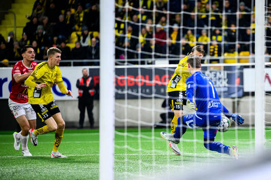 Degerfors målvakt Sondre Lovseth Rossbach räddar