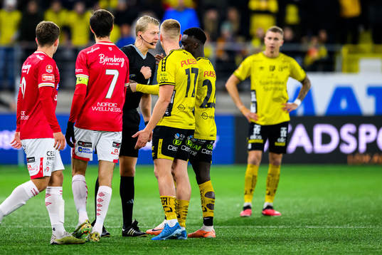 Domare Adam Ladebäck i samtal med Elfsborgs Emmanuel