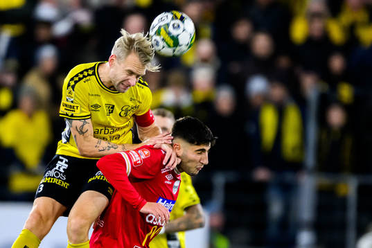 Elfsborgs Johan Larsson och Degerfors Peter Gwargis