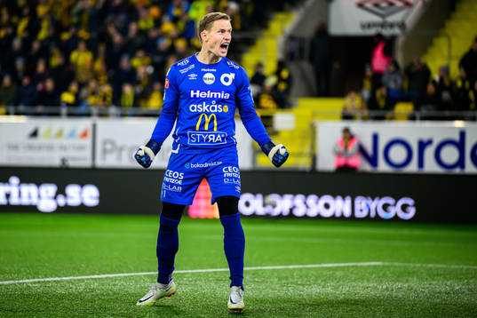 Degerfors målvakt Sondre Lovseth Rossbach jublar