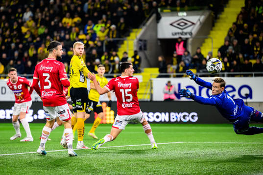 Degerfors målvakt Sondre Lovseth Rossbach räddar