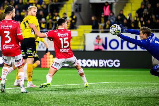 Degerfors målvakt Sondre Lovseth Rossbach räddar