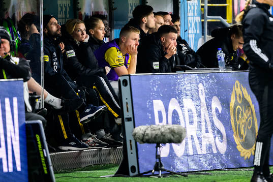 Elfsborgs Per Frick deppar på bänken