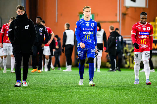 Degerfors målvakt Sondre Lovseth Rossbach deppar