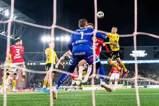 Elfsborgs Sebastian Holmen nickar in 1-1 målet bakom