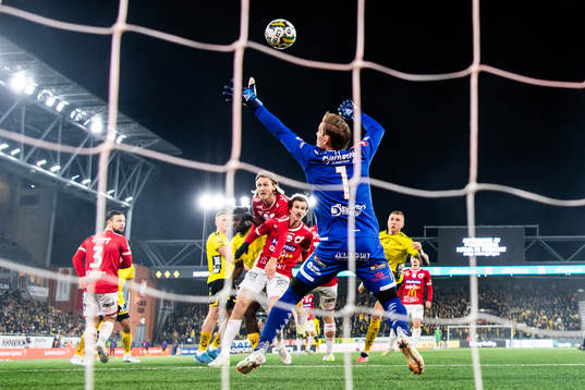 Elfsborgs Sebastian Holmen nickar in 1-1 målet bakom