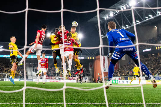 Elfsborgs Sebastian Holmen nickar in 1-1 målet bakom