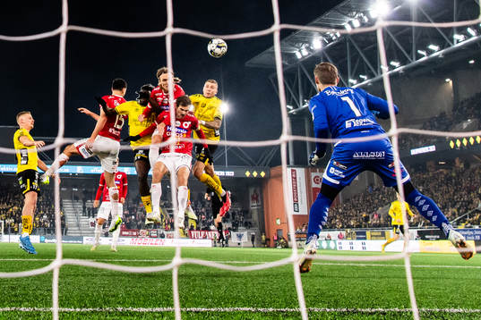 Elfsborgs Sebastian Holmen nickar in 1-1 målet bakom