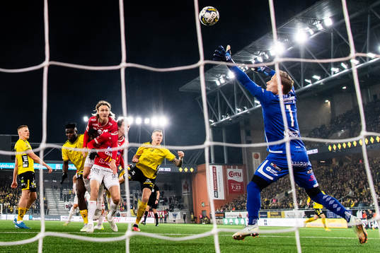 Elfsborgs Sebastian Holmen nickar in 1-1 målet bakom