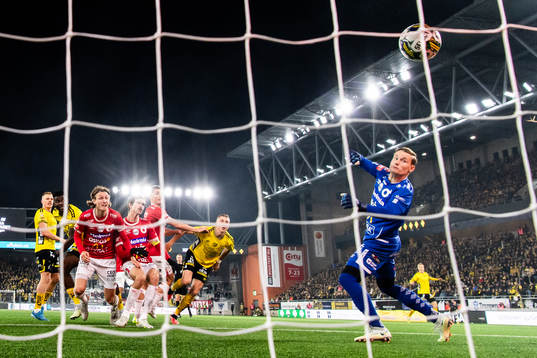 Elfsborgs Sebastian Holmen nickar in 1-1 målet bakom