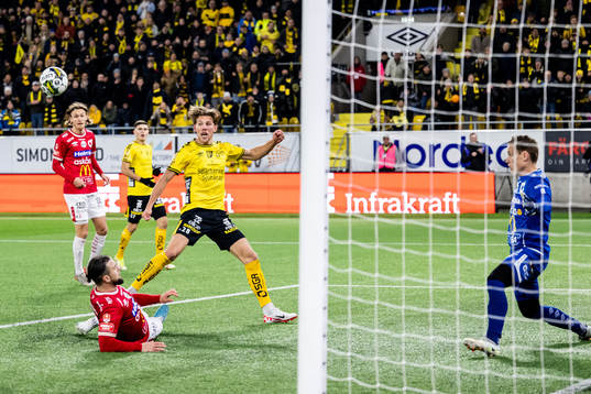 Elfsborgs Noah Söderberg med en målchans mot Degerfors