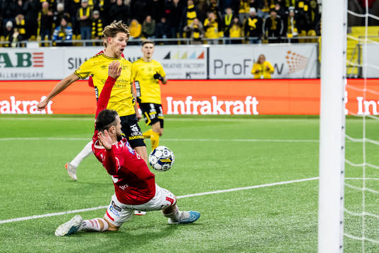 Elfsborgs Noah Söderberg med en målchans som täcks av