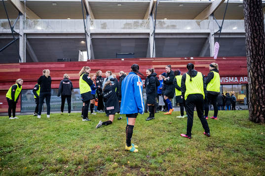 Växjö DFFs spelare utanför arenan p g a brandlarm