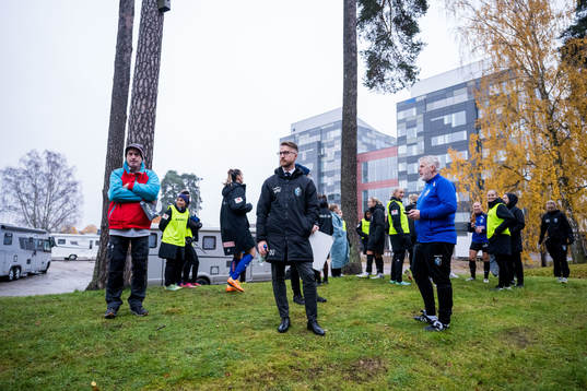 Växjö DFFs huvudtränare Olof Unogård utanför arenan p