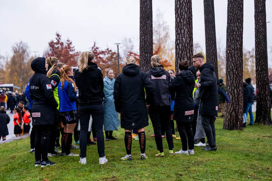 Växjö DFFs huvudtränare Olof Unogård samt spelare