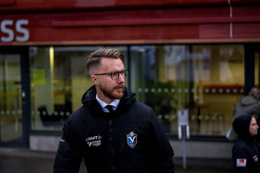 Växjö DFFs huvudtränare Olof Unogård utanför arenan p