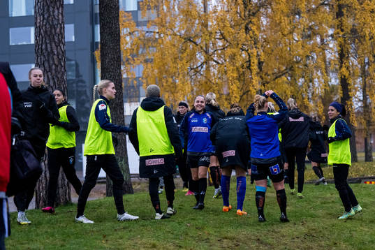 Växjö DFFs Heidi Elisabeth Ellingsen utanför arenan p g