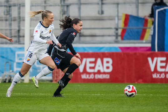 Djurgårdens Tove Almqvist och Växjö DFFs Heidi Elisabeth