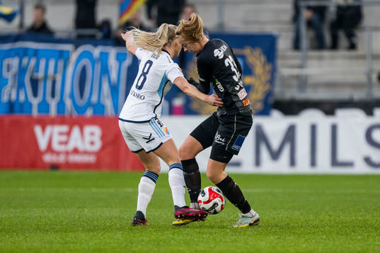 Djurgårdens Nellie Lilja och Växjö DFFs Elin Nilsson