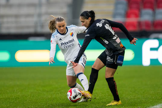 Djurgårdens Ebba Hed och Växjö DFFs Nesrin Akgun