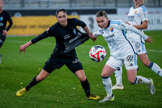 Växjö DFFs Nesrin Akgun och Djurgårdens Ebba Hed