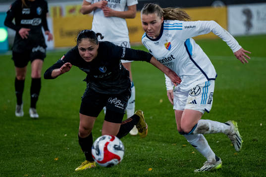 Växjö DFFs Nesrin Akgun och Djurgårdens Ebba Hed