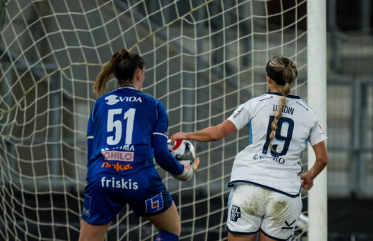 Växjö DFFs målvakt Hensley Hancuff och Djurgårdens Lova