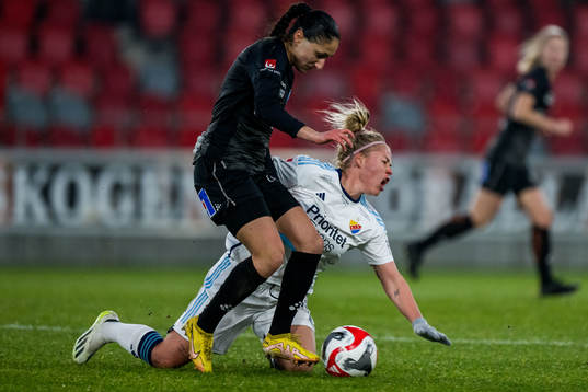 Växjö DFFs Nesrin Akgun och Djurgårdens Therese Åsland